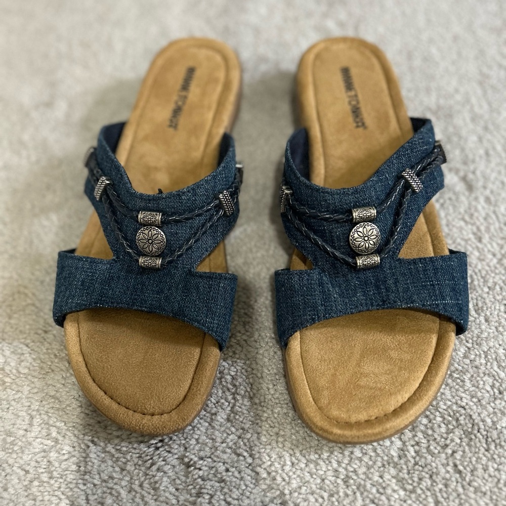 Minnetonka Blue denim and Tan slip on Sandals size 9M